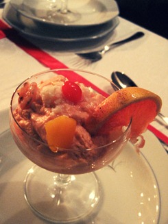 Dutch shrimp & crabs cocktail. A weird combi with some fruits but it was DELICIOUS! YUMMM!