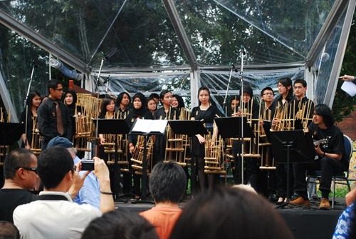 The MC was explaining about angklung to the audience