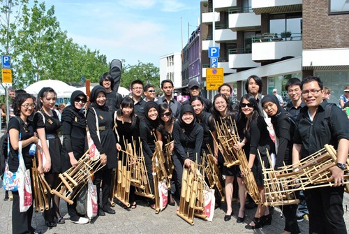 The (almost) full angklung team